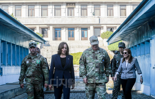 카멀라 해리스 미국 부통령이 29일 오후 경기 파주시 판문점을 찾아 둘러보고 있다. 사진공동취재단